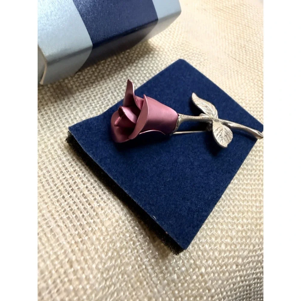 Avon Rosebud Brooch Pin Pink Rose Silver Tone Long Stem‎ Leaves Vintage